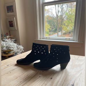 Arche Dato Black Calfskin. EU 37-USA 6.5-7. soft, sexy, never worn. Adorable!